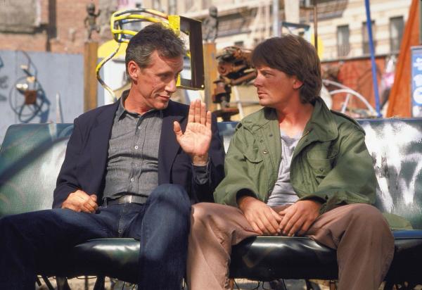 Bild 1 von 13: Der Cop John Moss (James Woods, l.) macht dem Schauspieler Nick Lang (Michael J. Fox, r.) klar, dass er keine Lust hat den Babysitter für den verweichlichten Hollywood-Star zu spielen ...