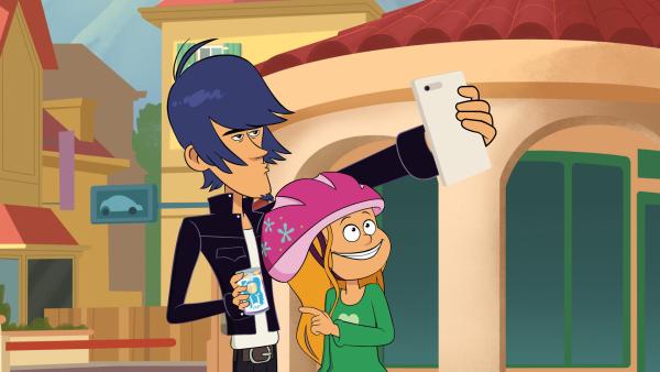 Bild 1 von 3: Beim Getränkeverteilen macht Marine ein Foto mit Joy D.