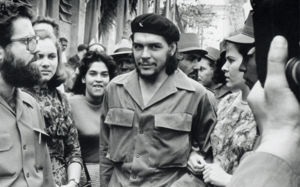 Bild 1 von 7: Im Bild: Che Guevara wird schon zu Lebzeiten zur Ikone der Linken. Bei Besuchen im Westen wird der Argentinier umschwärmt.