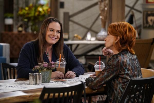 Bild 1 von 19: Andi Burns (Liza Snyder, l.); Beverly Burns (Swoosie Kurtz, r.)