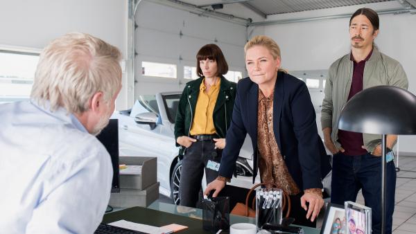 Bild 1 von 5: Staatsanwältin Tilda (Malin Levanon, 2.v.r.) führt zusammen mit den Polizisten Laila (Ellen Jelinek, 2.v.l.) und Mats (Kristofer Kamiyasu, r.) eine Befragung durch.