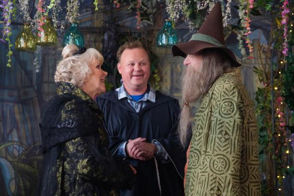 Bild 1 von 6: Frau Maus (Wendy Craig, l.) und Herr Braunweber (Philip Martin Brown, r.) geben sich das \