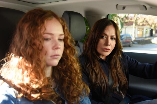 Bild 1 von 13: Greta Zerbe (Theresia Vajkoczy, l.) macht ein Praktikum bei Katja Baumann (Simone Thomalla, r.).