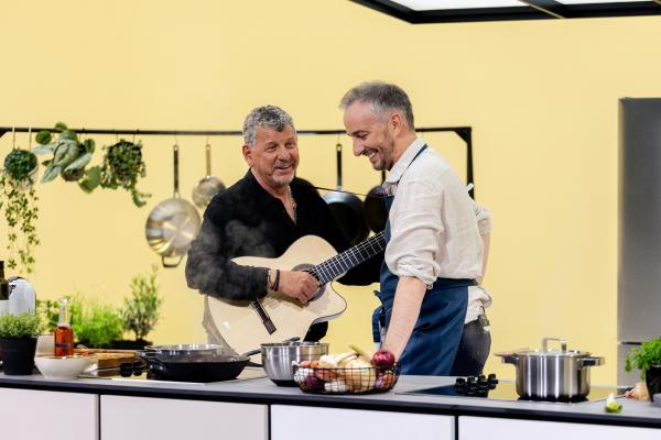 Bild 1 von 2: Semino Rossi (l.) und Jan Böhmermann (r.) in der Küche von \