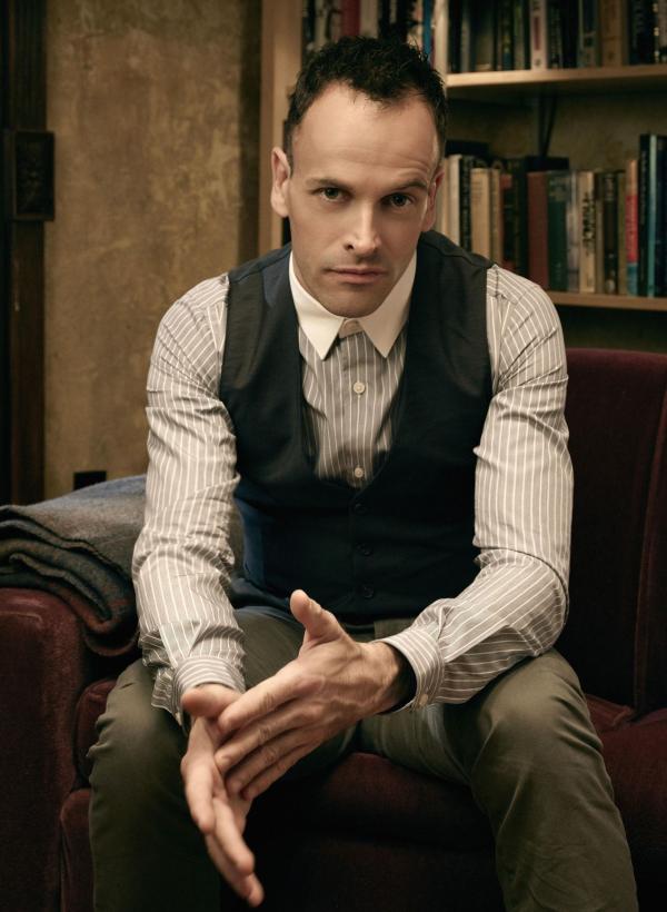 Bild 1 von 14: (6. Staffel) - Sherlock Holmes (Jonny Lee Miller) klärt Kriminalfälle auf eine höchst eigenwillige Art und Weise ...