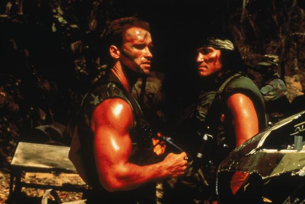 Bild 1 von 8: Dutch Schaefer (Arnold Schwarzenegger, l.); Poncho (Richard Chaves, r.)