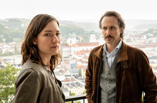 Bild 1 von 20: Im Bild: Marie Leuenberger (Frederike Bader), Michael Ostrowski (Ferdinand Zankl).