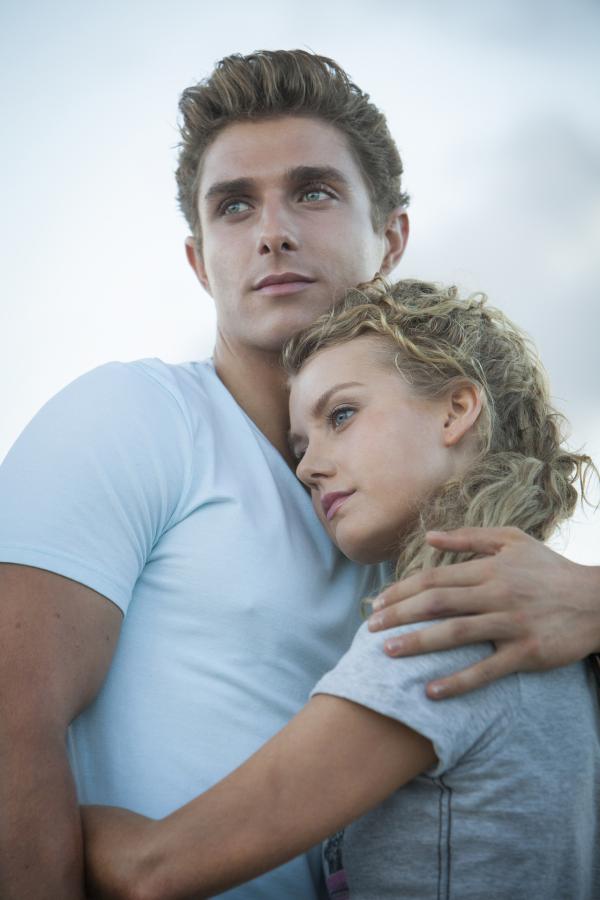 Bild 1 von 6: Erik (Alex Cubis) und Ondina (Isabel Durant) wollen zusammen bleiben. Doch sie wissen nicht, ob Ondinas Meerjungfrauenschwarm dies akzeptieren wird.