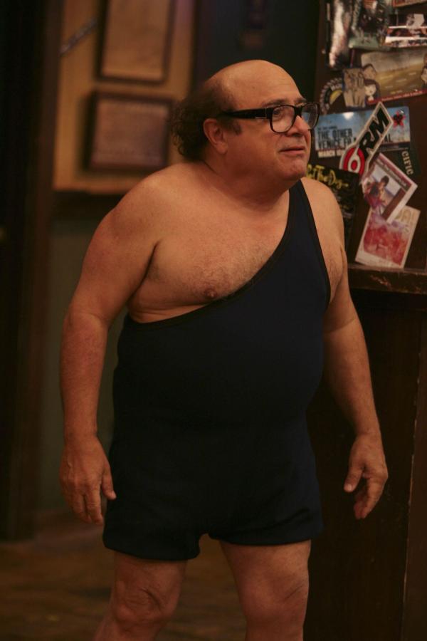 Bild 1 von 13: Frank (Danny DeVito) will den heimkehrenden Truppen ein gebührendes Fest schenken ...