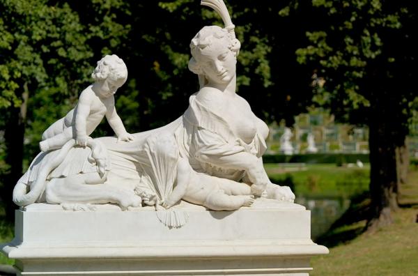 Bild 1 von 3: Die ?Sphinx des Abends? bewacht den Eingang des Parks am Schloss Sanssouci.