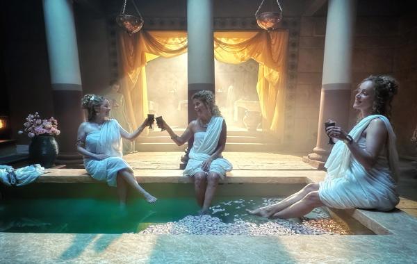 Bild 1 von 4: Diotima von Mantinea (Valerie Niehaus, M.), Arete von Kyrene (Jasmin Schwiers, l.) und Themistokleia (Judith Richter, r.) genießen ein erholsames Dampfbad. Ganz nebenbei erfinden sie auch noch die Weltordnung neu. Und das nur, um ihre Männer weniger zu sehen.
