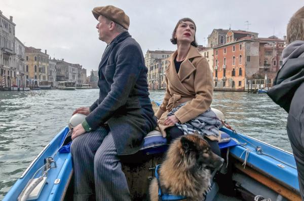 Bild 1 von 6: Ulrich Tukur mit Ehefrau Katharina John in seinem langjährigen Wohnort Venedig, von dem er sich nun nach 20 Jahren verabschiedet