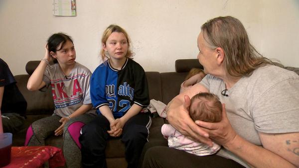 Bild 1 von 2: Freud und Leid liegen oft dicht beisammen. Lisa ist happy, dass sie mit ihrem Baby in eine eigene Wohnung ziehen wird, aber auch etwas traurig, die Dreier-WG zu verlassen.
