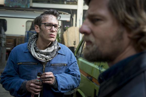 Bild 1 von 36: Wird Mick (Henning Baum, r.) durch Marcel Köhne (Vladimir Burlakov, l.) den Brandstifter finden, der Greta Gerlach in ihrem Wagen umgebracht hat?