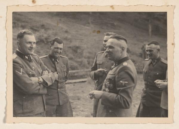 Bild 1 von 7: SS-Arzt Josef Mengele (2. v.l.) gehört zum Führungspersonal des KZ Auschwitz.