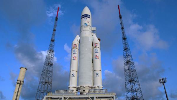 Bild 1 von 3: Die Ariane 5 steht bereit zum Start, der Countdown läuft.