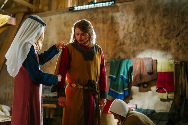 Bild 1 von 13: Eberhard von Münzenberg (Paul Lux) kleidet sich in Rot und Gold, die Farben des Familienwappens der von Münzenberg.