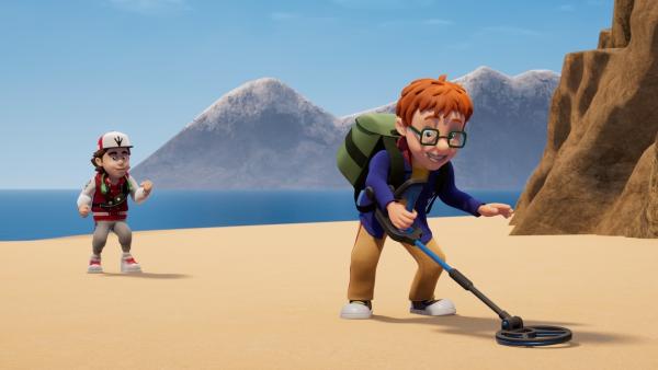 Bild 1 von 3: Peter und Norman wollen unbedingt die goldene Krone im Sand finden und merken nicht, dass die Flut kommt.