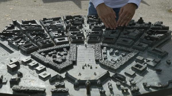 Bild 1 von 3: Norman Investigativ verbreitet auf seinem YouTube Kanal diverse Verschwörungserzählungen. In Karlsruhe sieht er anhand des anscheinend pyramidenförmigen Aufbaus der Stadt den Beweis für die Existenz der Illuminaten.