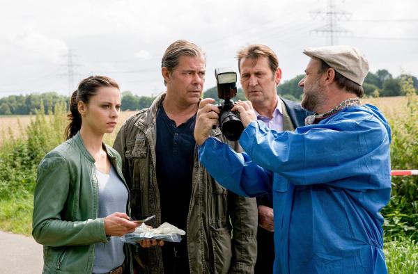 Bild 1 von 10: Im Bild: Strahl (Christoph Tomanek, r.) zeigt Nina (Julia Schäfle, l.), Finn (Sven Martinek, 2.v.l.) und Lars (Ingo Naujoks, 2.v.r.) was ihm am Auto der Toten aufgefallen ist.