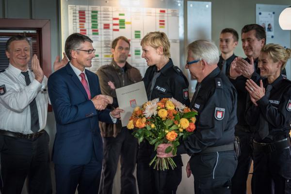 Bild 1 von 13: Der Polizeipräsident (Ralf Martin Meyer, 2.v.l.) und die Kollegen vom PK 21, Wolf Haller (Hannes Hellmann, l.), Mattes Seeler (Matthias Schloo, 3.v.l.), Wolle (Harald Maack, 4.v.r.), Hans Moor (Bruno F. Apitz, 2.v.r.) und Franzi Jung (Rhea Harder-Vennewald, r.) beglückwünschen Melanie (Sanna Englund, 4.v.l.) zu ihrer Ernennung zur Polizeihauptkommissarin sowie zur neuen Dienstgruppenleiterin.