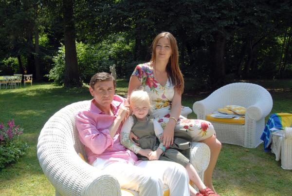 Bild 1 von 16: Im Bild: Petrovski (Mark Zak) mit seiner Frau und seiner Tochter.