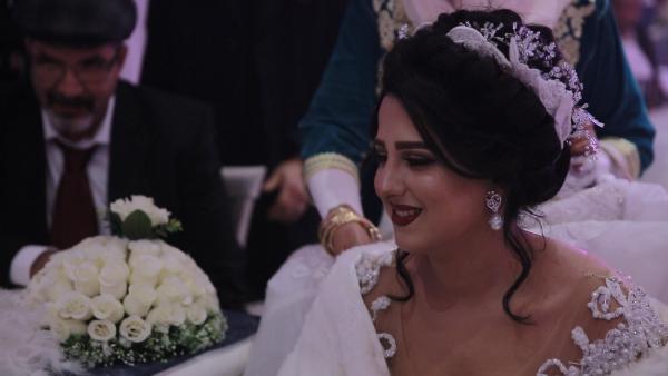 Bild 1 von 6: Die 24-jährige Nour ist bei ihrer Hochzeit noch Jungfrau.