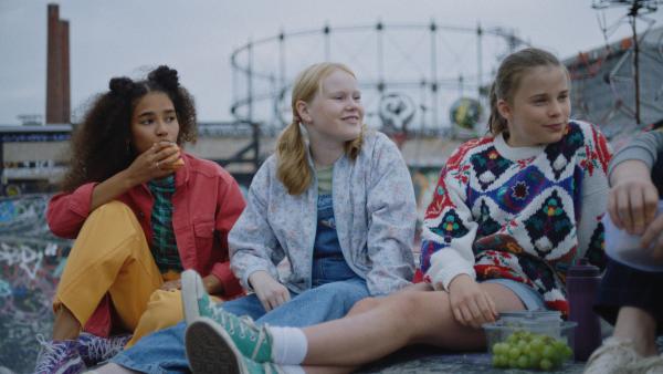 Bild 1 von 3: Ronya (Meilinn Dominguez), Lumi (Mai Aalto) und Lelle (Vilma Marttinen)