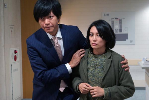 Bild 1 von 3: Ihr Mann Yoichiro (Seiichi Tanabe) versucht, Risako (Ko Shibasaki) gegen ihren Willen in die Psychiatrie einzuweisen.