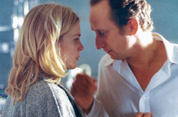 Bild 1 von 3: Claire (Isabelle Carré) und Laurent (Benoît Poelvoorde) fühlen sich voneinander angezogen, was sie beide verstört.