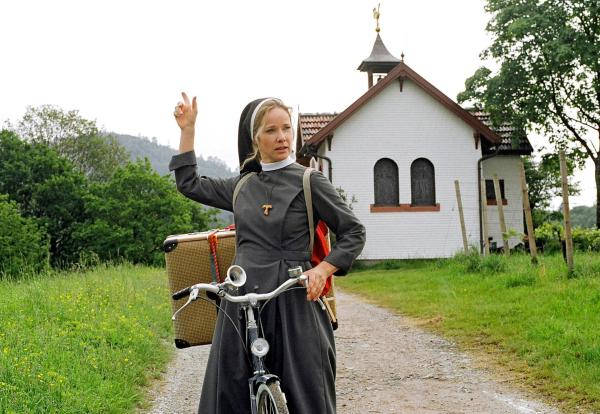 Bild 1 von 10: Im Bild: Auf dem Weg in ihr neues Kloster hat Schwester Camilla (Ann-Kathrin Kramer) die Orientierung verloren. Wird der Herr ihr ein Zeichen schicken?