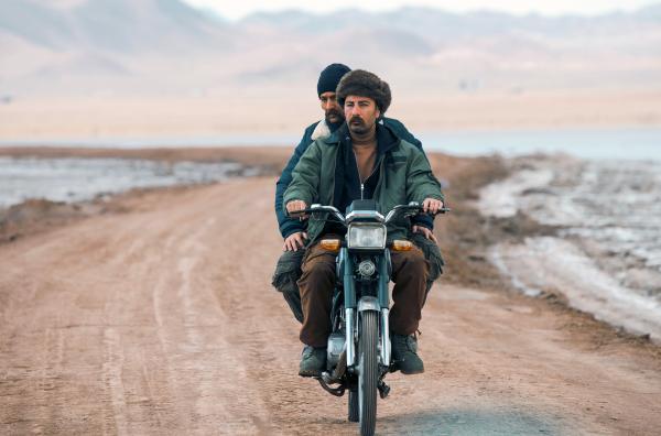Bild 1 von 3: Ali (Navid Mohammadzadeh) und Morteza (Ahmad Mehranfar) verdienen ihren Lebensunterhalt als Schauspieler.
