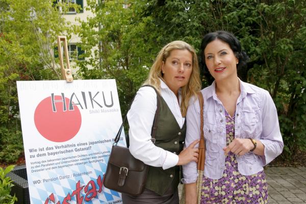 Bild 1 von 3: Als Marie (Karin Thaler, l.) und Sekretärin Stockl (Marisa Burger, r.) Haiku-Dichter Shiki Masaoka aufsuchen wollen, ahnen sie nicht, dass dieser erstochen wurde.