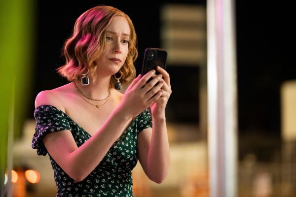 Bild 1 von 3: Ava (Hannah Einbinder) versucht DJ von einer impulsiven Entscheidung abzubringen, doch als alles nichts hilft, schaltet sie Deborah per Video-Call dazu.