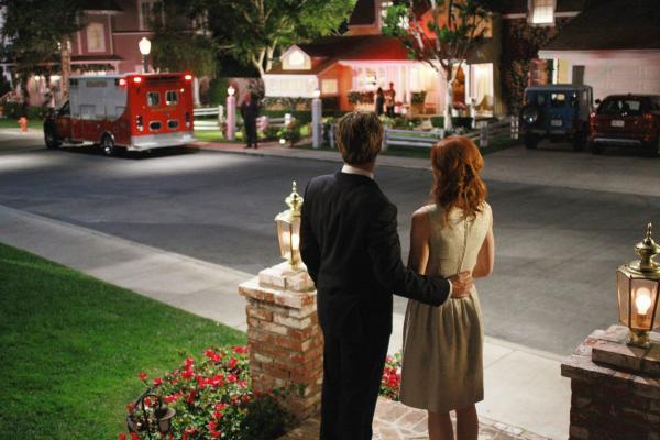 Bild 1 von 34: Machen sich große Sorgen um Mrs. McCluskeys, die auf ihrer Überraschungsparty mit dem Notarzt abgeholt wird: Bree (Marcia Cross, r.) und Orson (Kyle MacLachlan, l.) ...