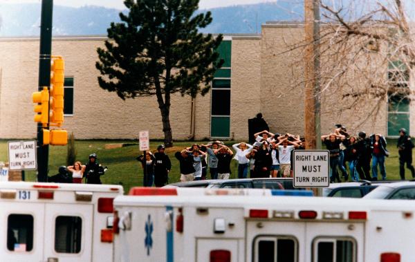 Bild 1 von 2: Polizisten evakuieren die Columbine High School.