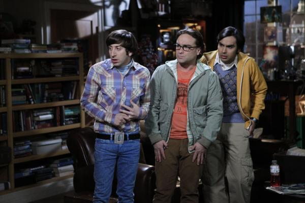 Bild 1 von 26: Versuchen, Tickets für die Comic Con auf dem Schwarzmarkt zu ergattern: Leonard (Johnny Galecki, M.), Raj (Kunal Nayyar, r.) und Howard (Simon Helberg, l.) ...