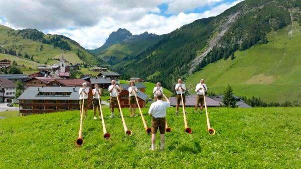 Bild 1 von 12: Im Bild: Alphornverein in Warth.