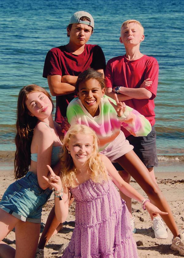 Bild 1 von 12: Im Bild (v.li.): Sofia Haug Khoury (Lea), Selma Adeline Opedal (Andrine), India Dee Kvangarsnes (Noor), Mathias G. Tiedemann (Sebbe), Herman Nysæther Grinde (Theodor).