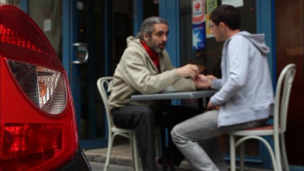 Bild 1 von 4: Der Ex-Mann und der Sohn von Elisabeth Alem ergaunern sich 38 000 Euro - doch sie kommt dahinter.