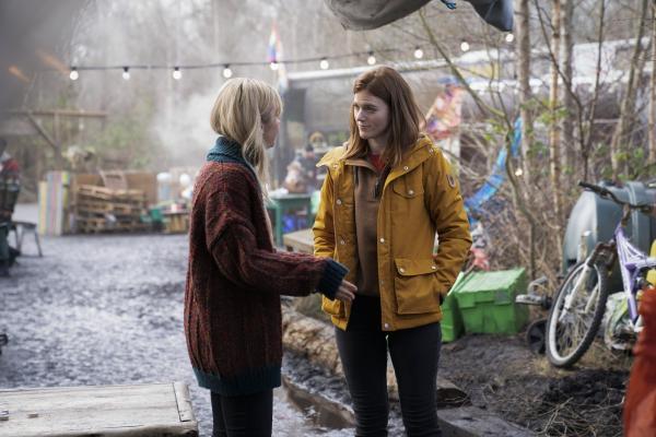 Bild 1 von 10: Kirsten (Rose Leslie, r.) spricht mit Jade Antoniak (Lauren Lyle, l.), der heimlichen Freundin des Mordopfers.