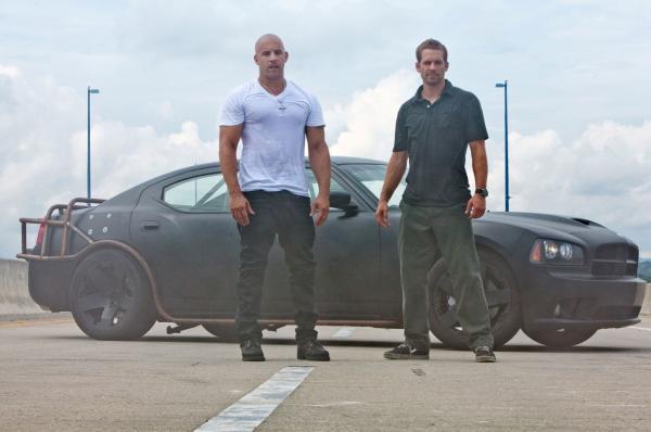 Bild 1 von 3: (L to R) Dom Toretto (VIN DIESEL) and Brian O?Conner (PAUL WALKER) in a reunion of returning all-stars from every chapter of the explosive franchise built on speed?Fast Five.    Credit: Jaimie Trueblood