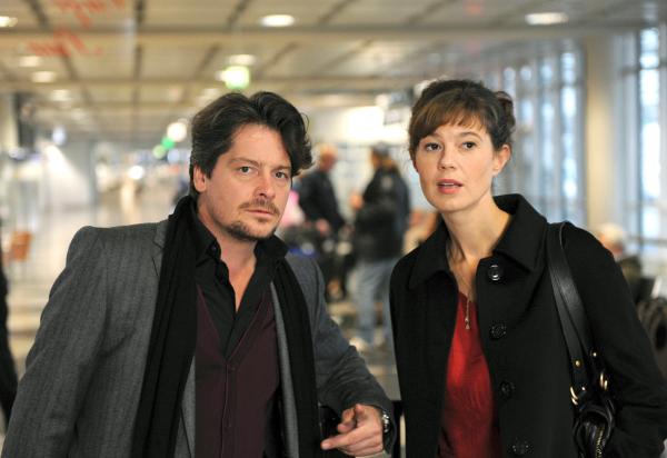 Bild 1 von 4: Der erfolgreiche Architekt Robert (Fritz Karl), atemloser Workaholik-Manager für Großprojekte in Fernost, will mit seiner ehrgeizigen Partnerin und zukünftigen Frau Lotta (Claudia Hübschmann) zu einem Geschäftstermin nach Shanghai jetten.