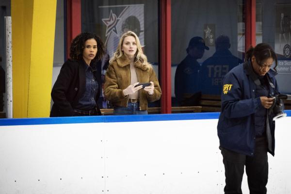 Bild 1 von 6: Sheryll Barnes (Roxy Sternberg, l.); Nina Chase (Shantel VanSanten, r.)