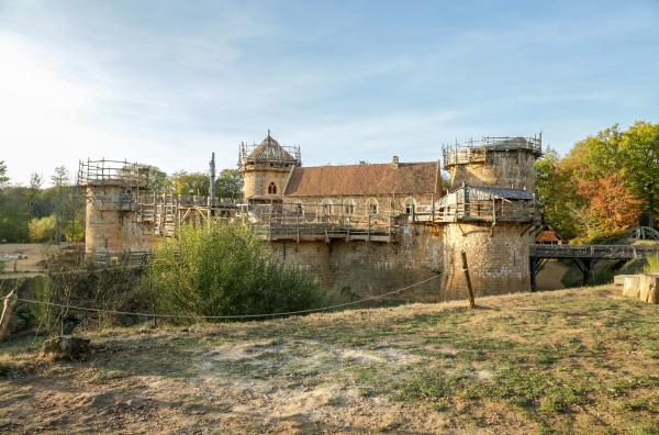 Bild 1 von 5: Im französischen Guédelon wird eine Burg von Grund auf gebaut: mit den gleichen Materialien und Werkzeugen wie bei unseren Vorfahren im Mittelalter.