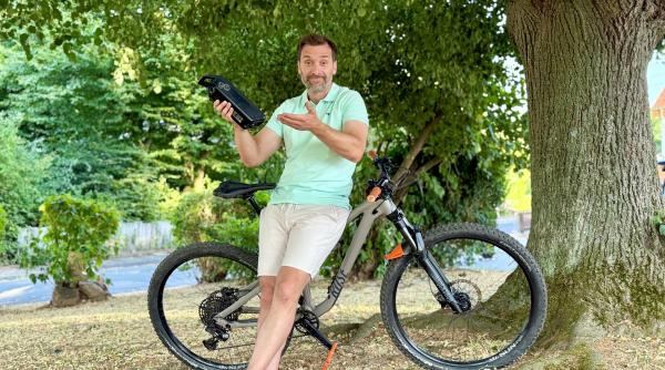Bild 1 von 1: Was bietet ein Mountainbike wirklich? In drei Preisstufen demonstriert Daniel Aßmann die Praxistauglichkeit von Fahrrädern - mit und ohne Motor. Blick hinter die Kulissen, Trends auf der Messe, Second Use - und die klare Prognose: Die Zukunft rollt elektrisch.