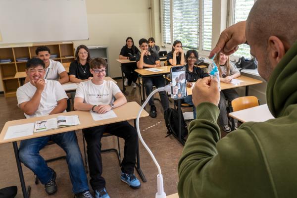 Bild 1 von 6: Zahnpasta als Botschaft: Herr Reff macht klar, wie verletzend Worte sein können. Nicht nur seine Klasse, auch seine Follower verstehen seine Message, dass Respekt an erster Stelle steht.