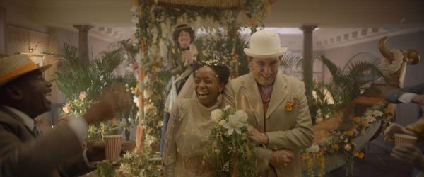 Bild 1 von 3: Elena (Vanessa Dolmen) und Clive (Jethro Skinner) feiern ihre Hochzeit im Museum für Legenden und Antiquitäten.© ZDF/2023 Cottonwood Media/ZDF Studios  - Honorarfreie Verwendung gemäß AGB im redaktionellen Zusammenhang mit genannter Sendung bei Nennung \