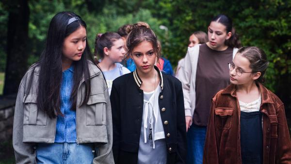 Bild 1 von 4: Suki (Alva Müllenberg, Mitte) ist von Aurelia (Elea Maria Edelmann, rechts) und Anh (Ha My Anna Tran, links) genervt.