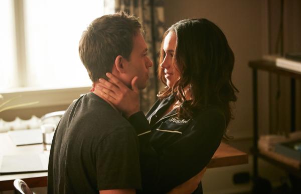 Bild 1 von 2: Rachel (Meghan Markle) und Mike (Patrick J. Adams) versprechen sich, dass sich der Rechtsstreit zwischen ihren Arbeitgebern nicht auf ihre Beziehung auswirken soll. Doch Berufliches von Privatem zu trennen, wird immer schwieriger.
